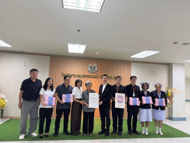 Mom | Sukantha Tangpanich | Donating ฿100,000 THB |To Phra Chom Klao | Hospital | Phetchaburi | คุณแม่สุคันธา | มอบเงินบริจาค ฿100,000 บาท | ให้โรงพยาบาลพระจอมเกล้า เพชรบุรี