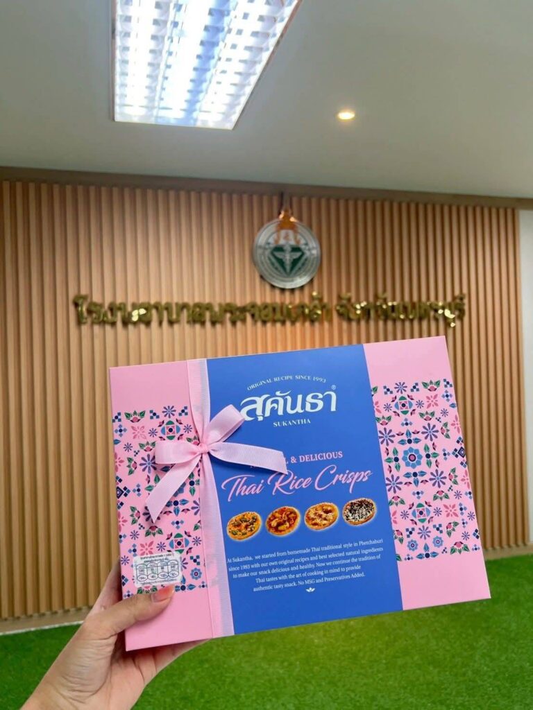 Mom | Sukantha Tangpanich | Donating ฿100,000 THB |To Phra Chom Klao | Hospital | Phetchaburi | คุณแม่สุคันธา | มอบเงินบริจาค ฿100,000 บาท | ให้โรงพยาบาลพระจอมเกล้า เพชรบุรี