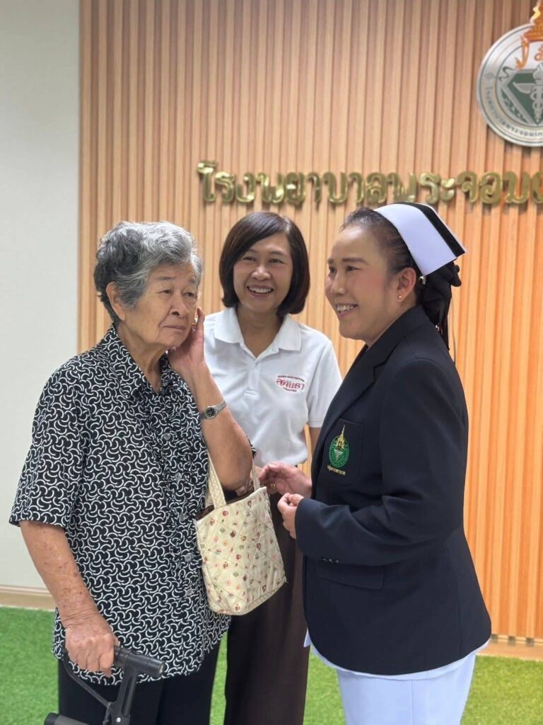 Mom | Sukantha Tangpanich | Donating ฿100,000 THB |To Phra Chom Klao | Hospital | Phetchaburi | คุณแม่สุคันธา | มอบเงินบริจาค ฿100,000 บาท | ให้โรงพยาบาลพระจอมเกล้า เพชรบุรี