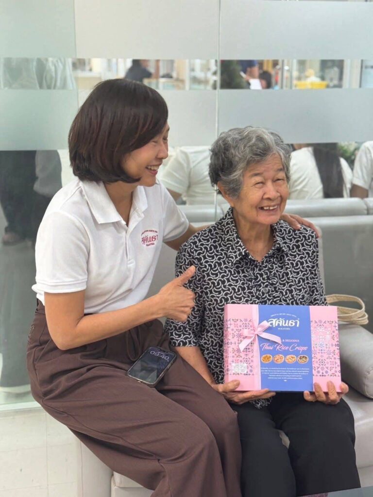 Mom | Sukantha Tangpanich | Donating ฿100,000 THB |To Phra Chom Klao | Hospital | Phetchaburi | คุณแม่สุคันธา | มอบเงินบริจาค ฿100,000 บาท | ให้โรงพยาบาลพระจอมเกล้า เพชรบุรี