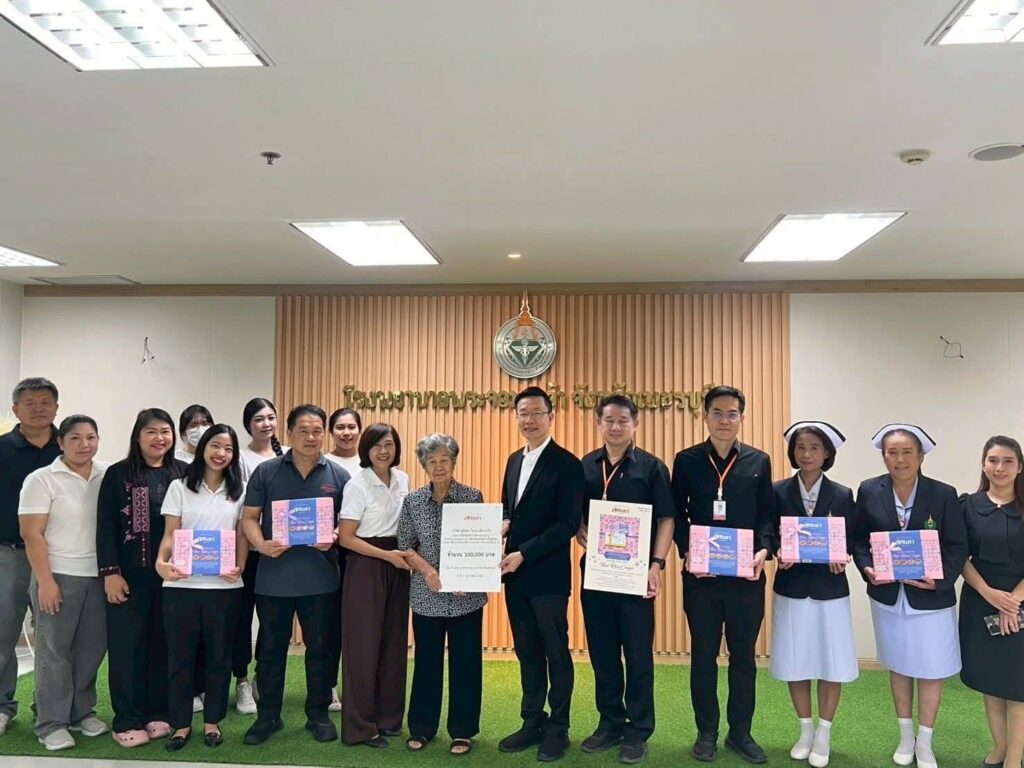 Mom | Sukantha Tangpanich | Donating ฿100,000 THB |To Phra Chom Klao | Hospital | Phetchaburi | คุณแม่สุคันธา | มอบเงินบริจาค ฿100,000 บาท | ให้โรงพยาบาลพระจอมเกล้า เพชรบุรี