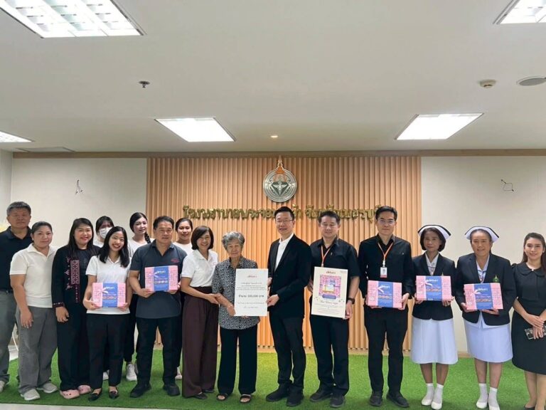 Mom | Sukantha Tangpanich | Donating ฿100,000 THB |To Phra Chom Klao | Hospital | Phetchaburi | คุณแม่สุคันธา | มอบเงินบริจาค ฿100,000 บาท | ให้โรงพยาบาลพระจอมเกล้า เพชรบุรี